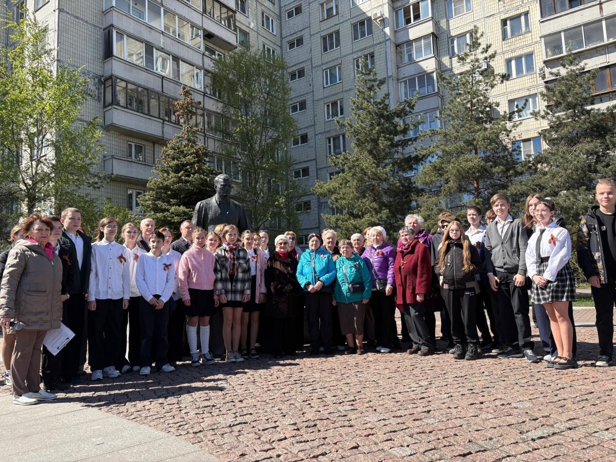 У памятника Дмитрию Шостаковичу состоялось торжественное возложение цветов